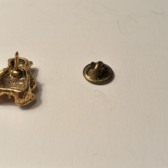 Vintage CAMCO Gold Tone Teddy Bear Holding Heart with Green Stone Pin - Picture 4 of 7